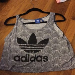 LOOSE ADIDAS CROP TOP